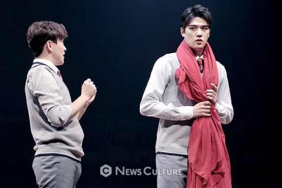 ▲ 연극 ‘알앤제이’(연출 김동연) 공연장면 중 학생2(오른쪽, 윤소호 분)가 학생3(강은일 분)의 말을 듣고 있다. © 이지은 기자