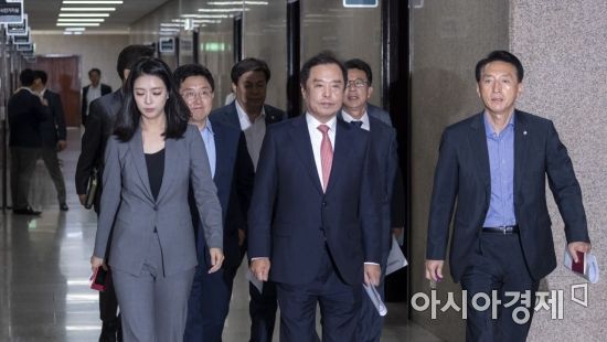 김병준 자유한국당 비대위원장과 비대위원들이 30일 국회에서 열린 비상대책위원회의 참석하고 있다./윤동주 기자 doso7@