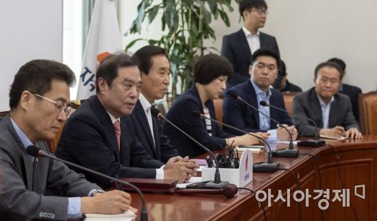 김병준 자유한국당 비대위원장이 30일 국회에서 열린 비상대책위원회의 참석, 모두발언을 하고 있다./윤동주 기자 doso7@