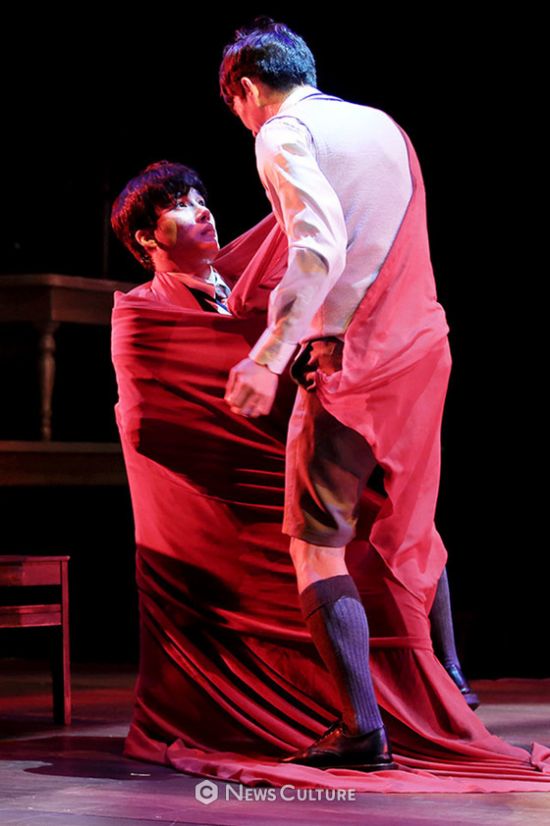 ▲ 연극 ‘알앤제이’(연출 김동연) 공연장면 중 학생1(왼쪽, 문성일 분)과 학생4(손유동 분). ©이지은 기자