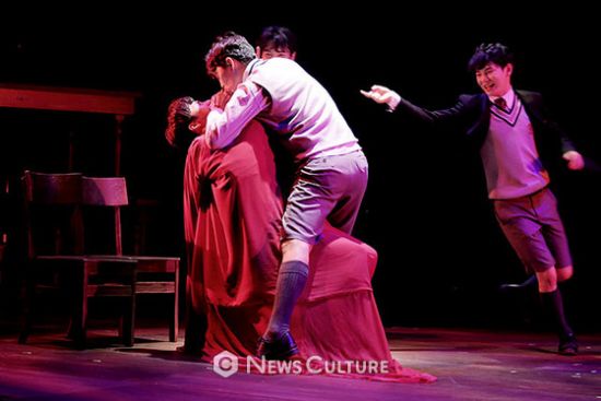 ▲ 연극 ‘알앤제이’(연출 김동연) 공연장면 중 학생3(가운데, 손유동 분)가 이야기를 재연하고 있다. © 이지은 기자