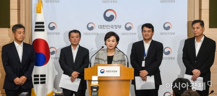 김현미 국토교통부 장관이 14일 서울 종로구 정부서울청사 별관에서 BMW 차량 화재 사태와 관련한 담화문을 발표하고 있다./강진형 기자aymsdream@