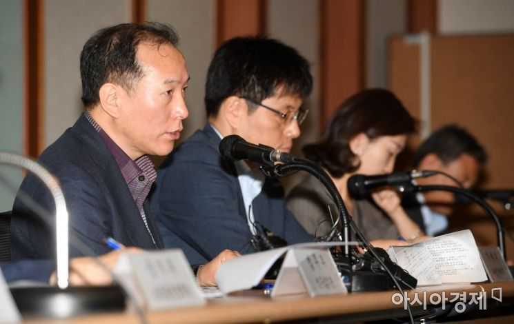 최저임금 인상으로 어려움을 겪고 있는 소상공인과 자영업자를 위한 지원 대책 브리핑이 22일 서울 여의도 중소기업중앙회에서 열리고 있다. 이상훈 소상공인정책실장(왼쪽)이 발언하고 있다. /문호남 기자 munonam@
