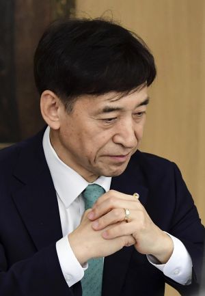 이주열 한국은행 총재가 지난 8월 31일 서울 중구 세종대로 한은 본관에서 열린 금융통화위원회에서 생각에 잠겨 있다. /문호남 기자 munonam@