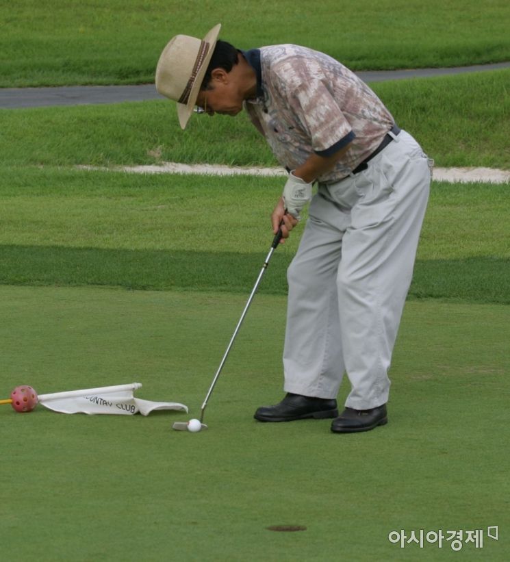 퍼팅할 때는 반드시 공이 홀을 지나가게 쳐야 한다.