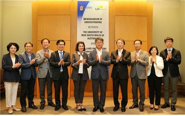 5일 코엑스에서 개최된 LH와 호주 뉴사우스웨일즈대학(UNSW)의 협약식에서 박상우 LH 사장(사진 오른쪽 다섯 번째)과 헬렌 록헤드 호주 UNSW 학장(사진 오른쪽 여섯 번째) 등 관계자들이 기념사진을 촬영하고 있다.