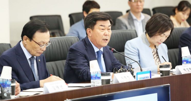박성택 중소기업중앙회 회장(가운데)이 국회에 계류 중인 규제개혁 법안의 조속한 통과를 요청하고 있다.