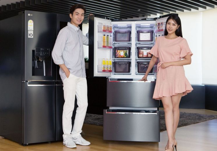 LG전자 모델들이 2019년형 'LG 디오스 김치톡톡'을 소개하고 있다.