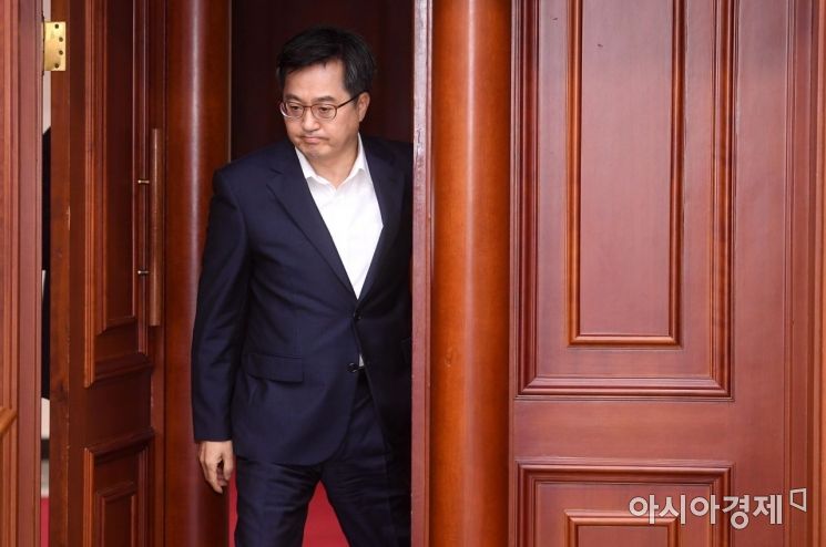 김동연 부총리 겸 기획재정부 장관이 12일 서울 종로구 정부서울청사에서 열린 경제관계장관회의에서 회의 직전 전화를 받기 위해 나갔다 다시 들어서고 있다./김현민 기자 kimhyun81@