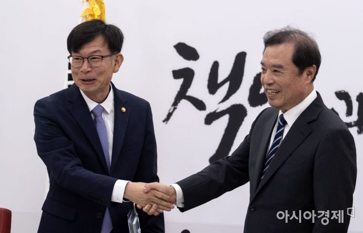 김상조 공정거래위원장이 14일 국회를 찾아 김병준 자유한국당 비대위원장을 만나고 있다. 김상조 위원장은 공정거래법 개정안 처리 협조를 구하고자 김병준 비대위원장을 만났다./윤동주 기자 doso7@