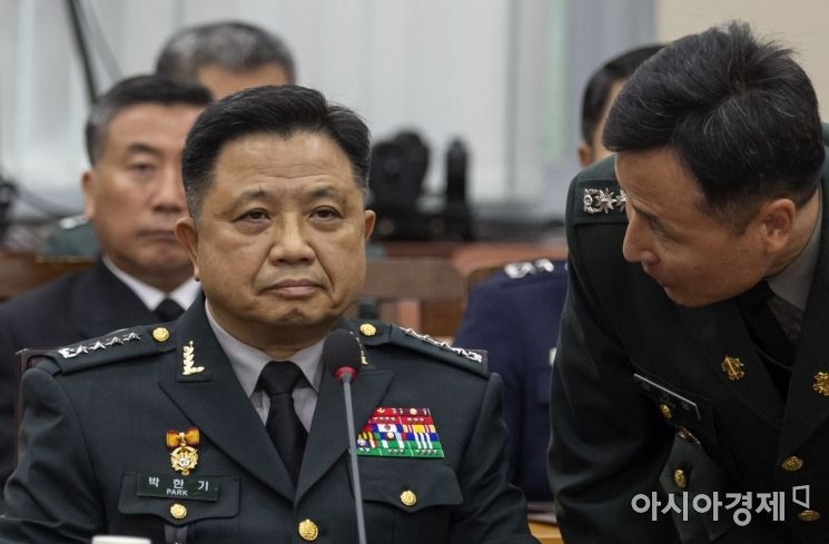 박한기 합참의장 후보자가 5일 국회에서 열린 인사청문회에 출석, 청문회 시작에 앞서 관계자로부터 보고를 받고 있다./윤동주 기자 doso7@