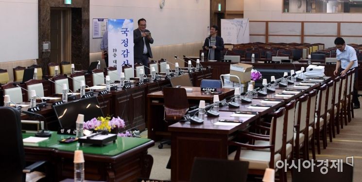 2018 국정감사 시작을 하루 앞둔 9일 서울 종로구 정부서울청사에 마련된 국회 행정안전위원회 국감장에서 피감기관인 행정안전부 관계자들이 국감 준비를 하고 있다./김현민 기자 kimhyun81@
