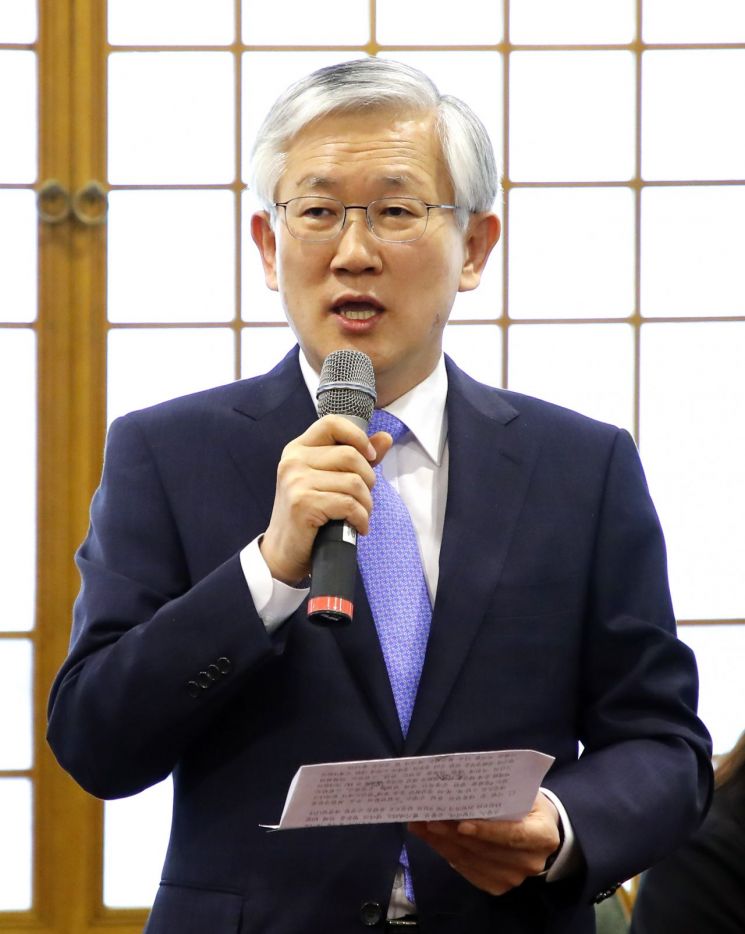 청와대 남관표 국가안보실 2차장이 11일 오전 청와대 춘추관에서 문재인 대통령의 제12차 아셈정상회의, P4G 정상회담 등 다자 정상회담 참석 등 유럽순방 계획을 설명하고 있다.
사진=연합뉴스