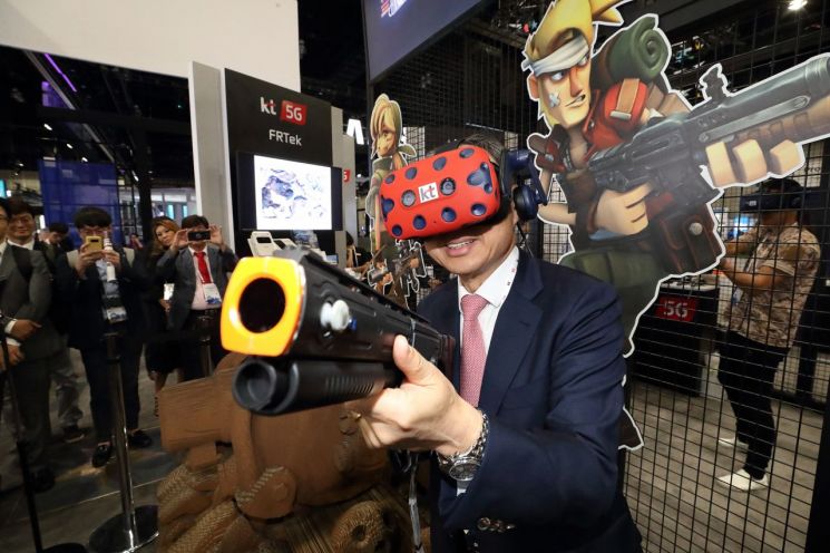 5G 서비스 경쟁 시작.. VR방을 가거나 만들거나