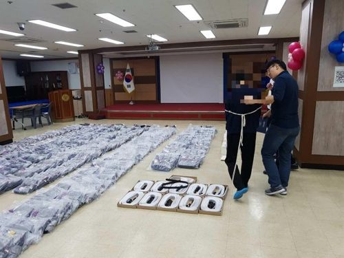 서울 강북경찰서는 12일 외국 명품 브랜드의 가짜 상품을 진품으로 속여 판매한 리모(34)씨를 구속기소 의견으로 검찰에 송치했다고 밝혔다. 사진은 리씨가 중국에서 들여온 가짜 가방과 지갑, 벨트의 모습. (사진=서울 강북경찰서)