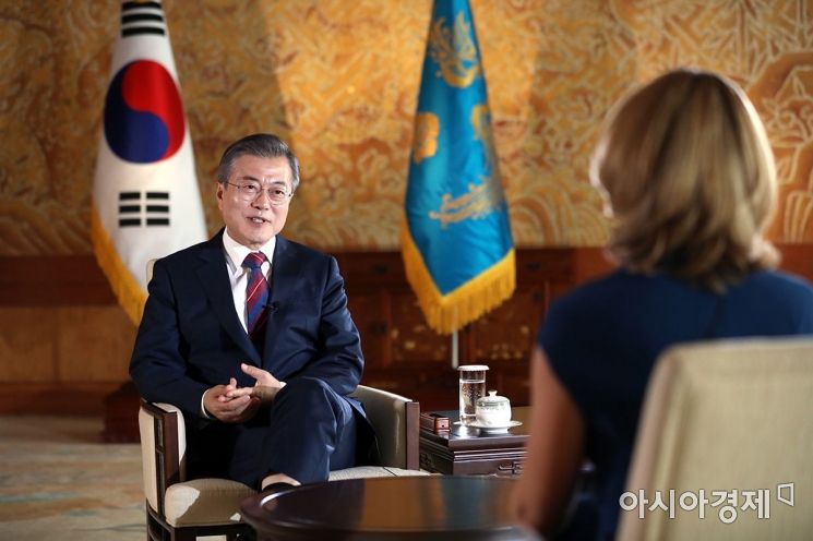 문 대통령이 12일 오전 청와대에서 영국 BBC와 인터뷰를 가졌다. 사진=청와대 제공
