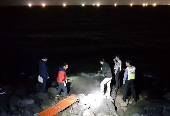 지난달 31일 실종된 장 씨의 딸 장 모(3) 양이 4일 오후 6시36분께 제주시 애월읍 구엄리 인근 해안가 갯바위서 발견됐다. 현재 경찰은 어머니 장 씨 행적을 쫓고 있다. 사진=제주해양경찰서
