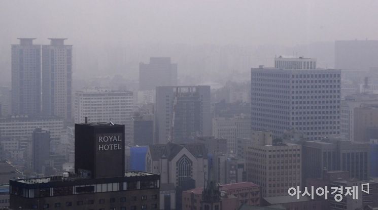 미세먼지와 초미세먼지 농도가 '나쁨' 수준을 보인 7일 서울 도심이 미세먼지와 안개로 인해 잔뜩 흐려 있다. /김현민 기자 kimhyun81@