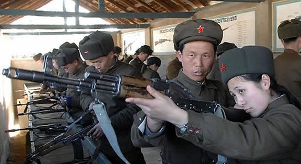 북한의 한 여성 노농적위대원이 총기를 점검하고 있다(사진=연합뉴스).