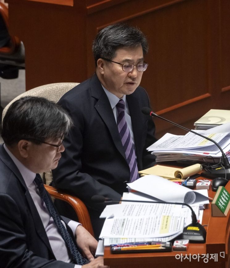 김동연 경제부총리가 7일 국회에서 열린 예결위 전체회의에서 의원들 질의에 답하고 있다./윤동주 기자 doso7@
