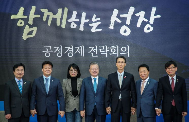 (왼쪽부터) 홍종학 중소벤처기업부 장관, 백종원 더본코리아 대표, 박효순 '빽다방' 노원역 우리은행점 점주, 문 대통령, 이갑수 이마트 사장, 안희규 대한웰빙은박 대표, 김상조 공정거래위원장. 사진=연합뉴스