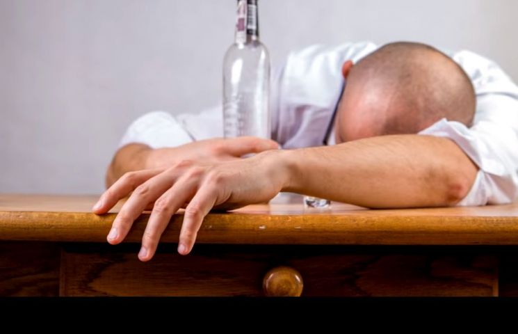 소주 한 병을 기준으로 뇌가 술에서 깨는데 걸리는 시간은 얼마일까요? [사진=유튜브 화면캡처]