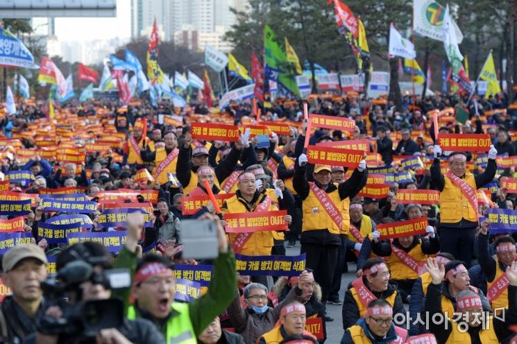 카카오의 카풀 서비스 도입에 반대하는 택시단체들이 22일 서울 여의도 국회의사당 앞에서 제2차 택시 생존권 사수 결의대회를 열고 있다. 이들은 카풀 서비스가 택시기사들의 생존권을 위협하는 불법 자가용 영업이라고 주장했다. /문호남 기자 munonam@