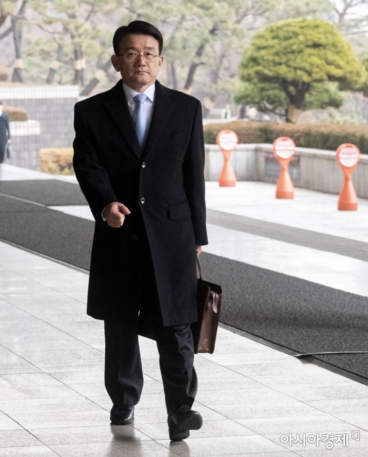 세월호 참사 당시 유가족에 대한 불법 사찰을 지시했다는 의혹을 받는 이재수 전 국군기무사령부가 27일 피의자 신분으로 중앙지검에 출석하고 있다./윤동주 기자 doso7@
