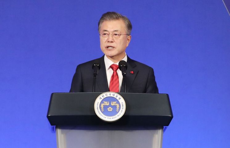 제55회 무역의 날 기념식 축사하는 문 대통령
(서울=연합뉴스) 황광모 기자 = 문재인 대통령이 7일 오전 서울 강남구 삼성동 코엑스 오디토리엄에서 열린 제55회 무역의 날 기념식에서 축사하고 있다. 2018.12.7
hkmpoooh@yna.co.kr
(끝)
<저작권자(c) 연합뉴스, 무단 전재-재배포 금지>