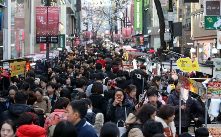 크리스마스를 이틀 앞둔 지난 23일 서울 중구 명동 거리가 시민과 관광객들로 붐비고 있다. / 사진=연합뉴스