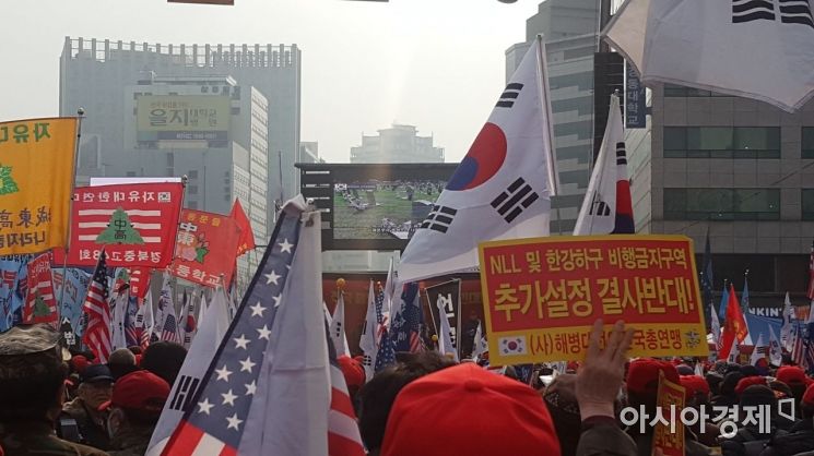 12일 서울 중구 대한문 앞에서 해병대 예비역들이 해병대총궐기를 열고 NLL 및 한강하구 비행금지구역 추가설정을 반대하고 있다.