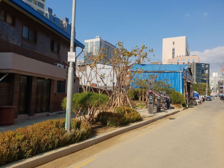 공덕동 460-1번지 일대 유휴지를 녹지공간과 주민쉼터로 조성했다.