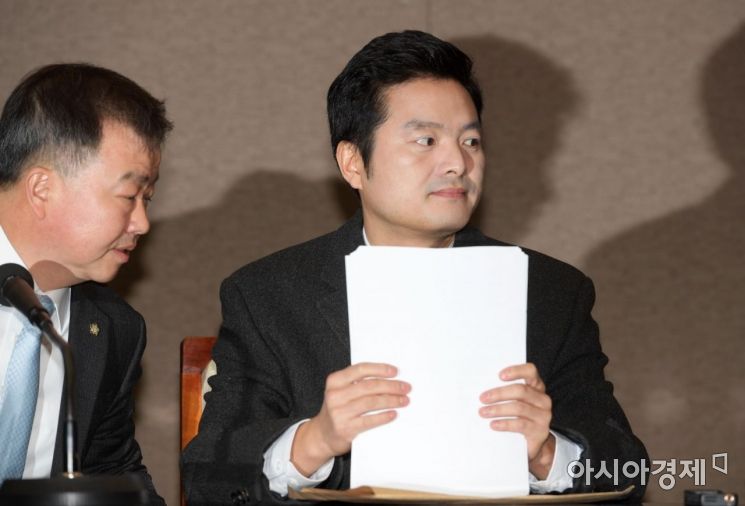 청와대 특별감찰반의 민간인 사찰 의혹을 제기한 김태우 수사관이 21일 서울 중구 프레스센터에서 기자회견을 하기 전 관련 자료를 꺼내고 있다. /문호남 기자 munonam@