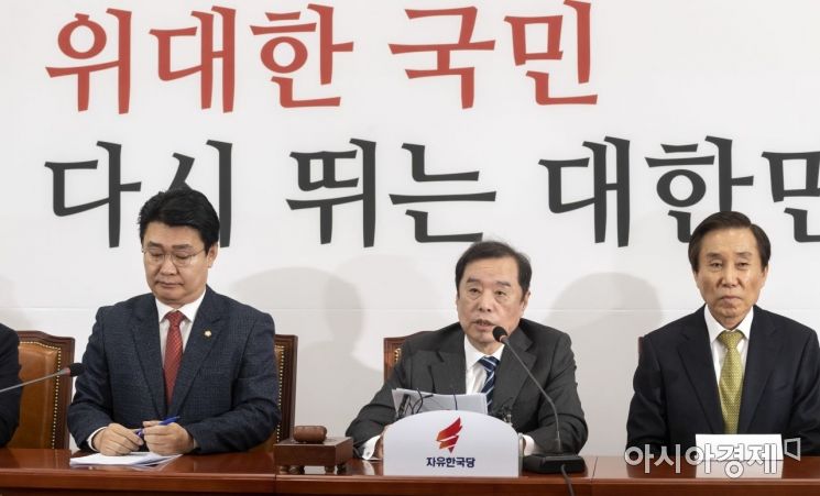 김병준 자유한국당 비대위원장이 11일 국회에서 열린 비상대책위원회의에 참석, 모두 발언을 하고 있다./윤동주 기자 doso7@