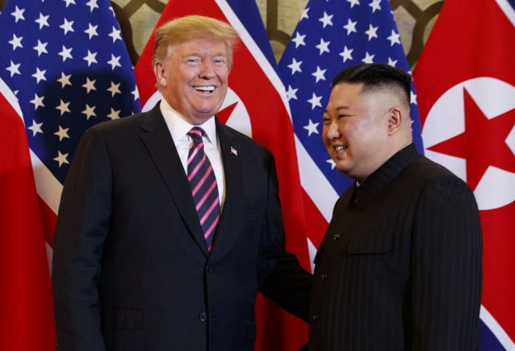 도널드 트럼프(왼쪽) 미국 대통령과 김정은 북한 국무위원장이 2차 북미정상회담 첫날인 27일(현지시간) 회담장인 베트남 하노이의 소피텔 레전드 메트로폴 호텔에서 만나 활짝 웃고 있다. 지난해 6월 12일 싱가포르 센토사섬에서 역사적인 첫 북미정상회담을 했던 두 정상이 얼굴을 다시 마주한 것은 260일 만이다. <사진=AP연합>