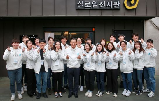 이해선 코웨이 대표(앞줄 왼쪽 다섯 번째)와 신입사원들이 지난 15일 서울 관악 소재 실로암시각장애인복지관에서 봉사활동에 참여해 기념촬영을 하고 있다.