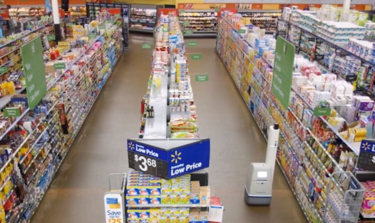 월마트 매장에서 재고관리 로봇 '보사노바'가 선반을 체크하고 있는 모습. (출처 : 보사노바 홈페이지)