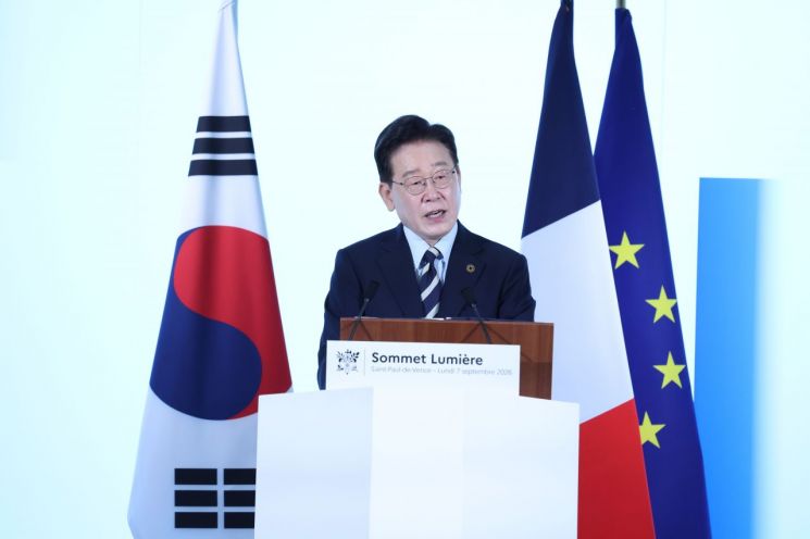 이재명 대통령이 7일(현지시간) 프랑스 남부 생폴드방스 매그 재단에서 열린 국제 영화·영상 정상회의 '뤼미에르 서밋'에서 개막연설을 하고 있다. 이번 서밋은 한국과 프랑스가 공동 의장국이다. 2026.9.7 연합뉴스