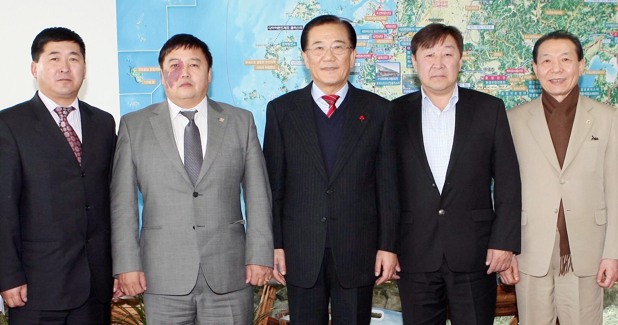 [포토]박준영 전남 도지사, 몽고 민테사아칸 톱 아이막주 지사와 면담  - 아시아경제 [포토]박준영 전남 도지사, 몽고 민테사아칸 톱 아이막주... 