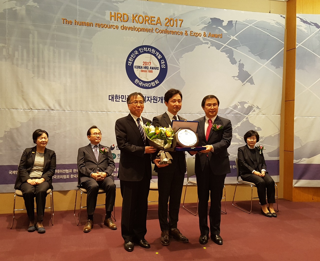 에스원, 대한민국 인적자원개발 종합 대상 수상 - 아시아경제 에스원, 대한민국 인적자원개발 종합 대상 수상