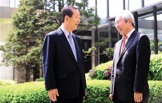 어준선 한국제약협회 회장과 본지 권대우 회장이 서울 방배동 제약회관 앞뜰에서 담소를 나누고 있다. 어 회장은 늘 위기가 따르는 제약업계지만 그럴수록 기회도 많은 법이라며 우리 손으로 글로벌 신약을 만드는 날이 머지않았다고 강조했다.