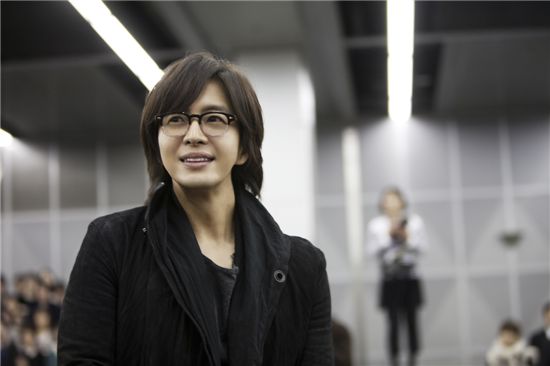 Dear Yong Joon 裴勇俊 배용준 ペ・ヨンジュン: [News] Bae Yong-joon takes photo with