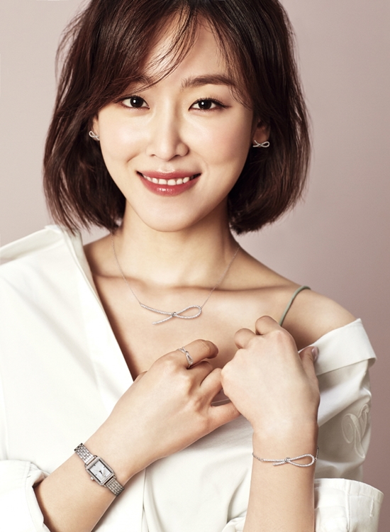 On the 9th morning, a French Brand Jewerly released a photo of new muse Seo Hyun Jin for ...