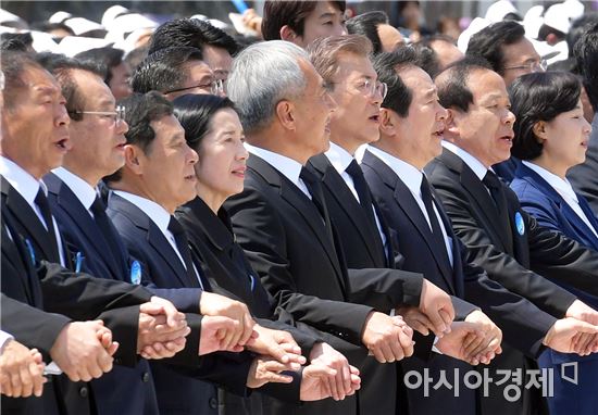 18일 제37주년 5·18 민주화운동 기념식에서 문재인 대통령과 참석자들이 손을 잡고 '임을 위한 행진곡'을 제창하고 있다.