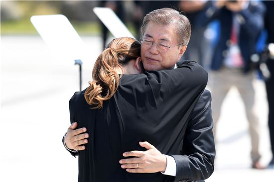18일 제37주년 5·18광주민주화운동 기념식에서 문재인 대통령이 5월 유족인 김소형 씨를 위로하고 있다.(사진=연합뉴스)