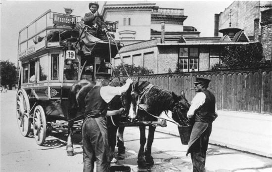 22명이 탑승할 수 있었던 마차버스의 모습(사진=위키피디아)