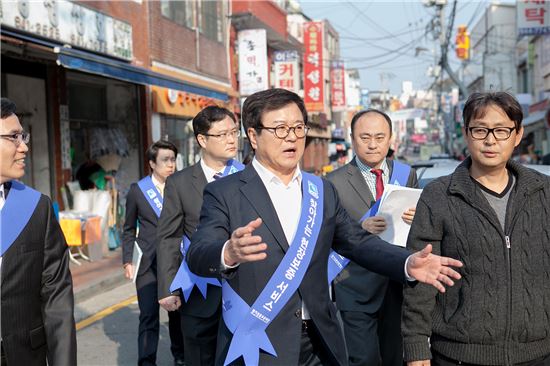 김병기 경기신보 이사장이 직원들과 함께 찾아가는 현장보증을 위해 거리로 나섰다.