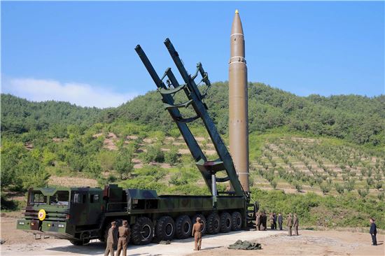 북한이 지난 4일 발사한 대륙간탄도미사일(ICBM) 화성-14형의 모습. 사진 = 연합뉴스