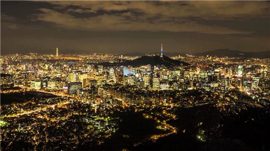 서울 도심 야경. 어두운 하늘에 별보다 더 밝은 빛을 도심 속 조명들이 발하고 있다. 사진 = SEOUL VIEW 영상 캡쳐