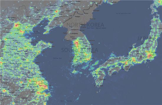 빛공해 현황을 위성사진으로 안내해주는 'lightpollutionmap'에 나타난 대한민국과 주변국의 빛공해 분포. 극심한 밝기를 보이는 서울과 대비되는 북한의 현황이 인상깊다. 사진 = lightpollutionmap